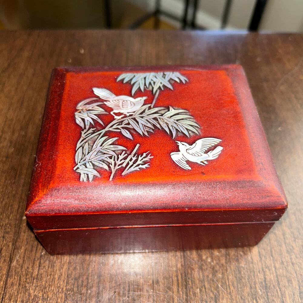 Korean red lacquered wood box mother-of-pearl inlay Najeon Chilgi trinket